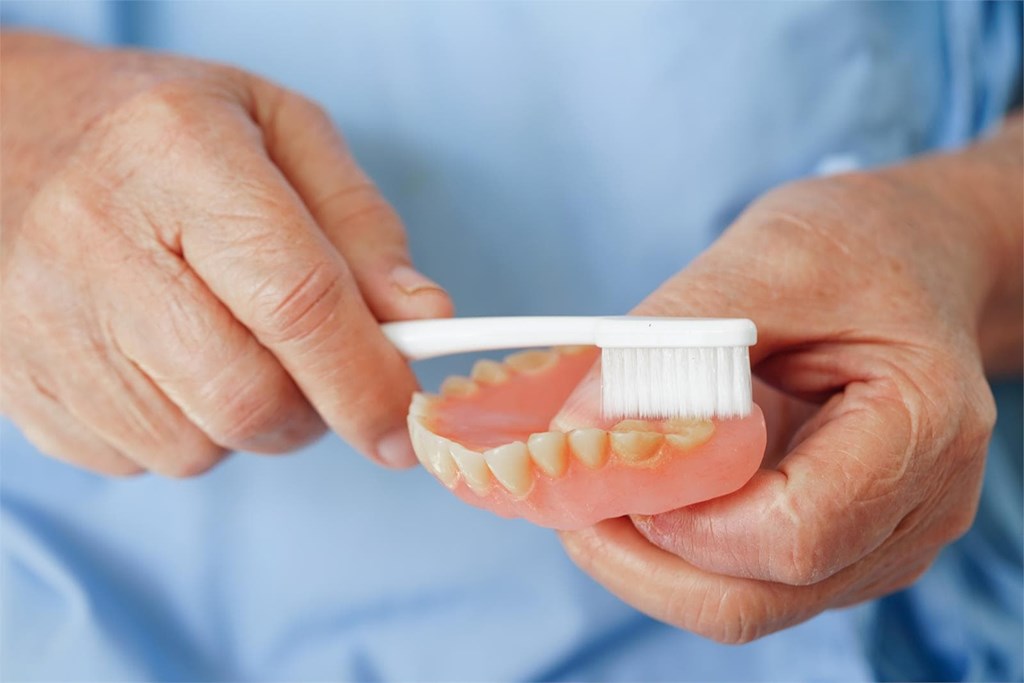 Consejos para cuidar tu prótesis dental fija o removible: limpieza, mantenimiento y revisiones
