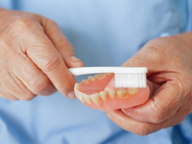 Consejos para cuidar tu prótesis dental fija o removible: limpieza, mantenimiento y revisiones