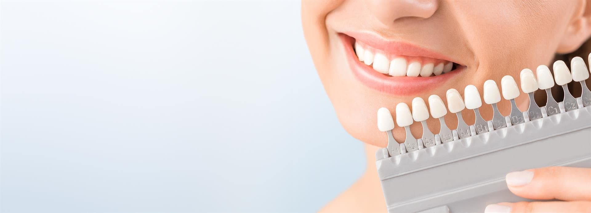 Un color uniforme en los dientes con el tratamiento de blanqueamiento dental
