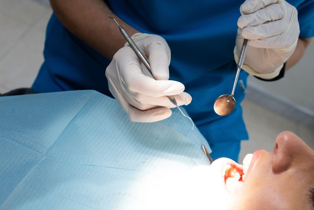 ¿Por qué es importante tratar una caries a tiempo?