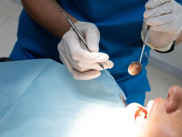 ¿Por qué es importante tratar una caries a tiempo?